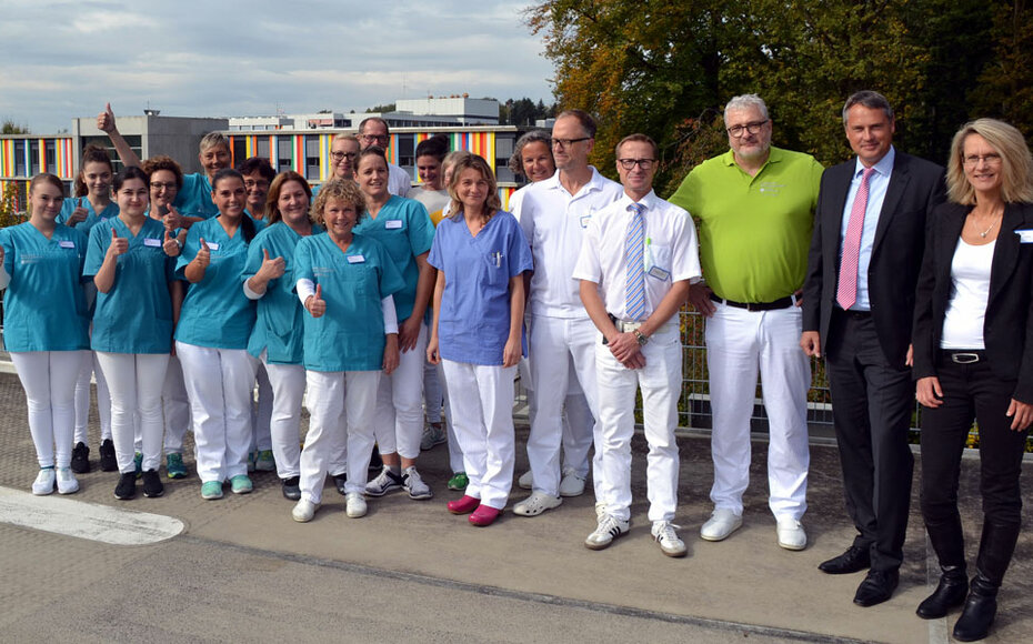 Das MVZ am Klinikum Friedrichshafen feierte 2017 sein zehnjähriges Bestehen – Das Bild zeigt das (fast komplette) MVZ-Team. Bild: MCB