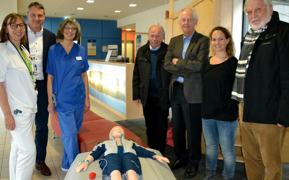 Der Förderverein finanzierte drei Reanimations-Übungspuppen für die Kinderklinik Friedrichshafen