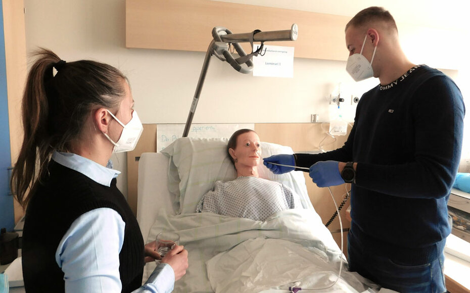 Wir bieten Ihnen fundierte Einarbeitung, Begleitung durch Kollegen und Praxisanleiter sowie ein spezielles Einarbeitungskonzept für ausländische Pflegekräfte. Und vieles mehr!