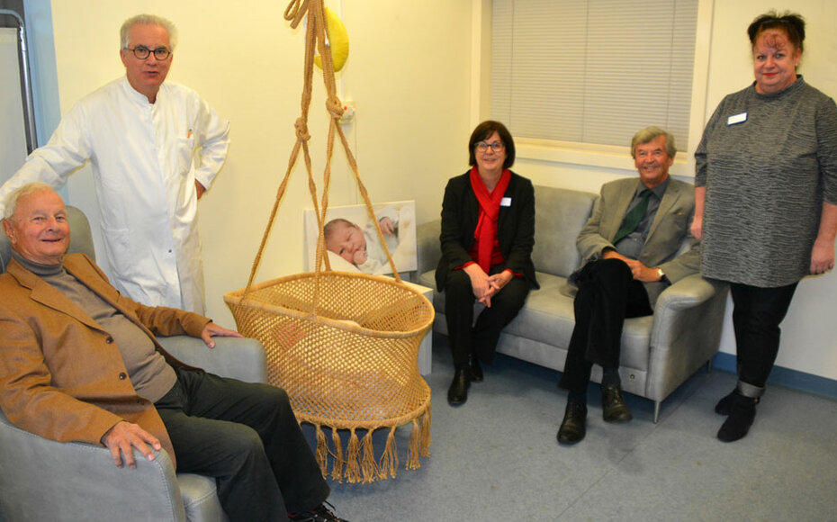 Probesitzen in der neuen Stillecke der Klinik Tettnang (von links): Erich Bertele, Schriftführer des Fördervereins, Dr. Edmund Weber, Ärztlicher Direktor und Vorstandsmitglied Förderverein, Ingrid Jörg, Klinikleitung, Dr. Sieghard Freysing, Vorsitzender Förderverein Klinik Tettnang e.V., sowie Gabriele Hesse, kommissarische Pflegedienstleitung Klinik Tettnang. Bild: MCB