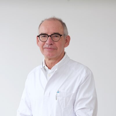 Die Expertise von Dr. Malte Gerbig, Chefarzt der Klinik für Gefäßchirurgie und Gefäßmedizin, wird von seinen Kollegen hoch anerkannt – so schaffte er es zum dritten Mal in Folge unter die „TOP-Medizinern - Beingefäße/PAVK“ auf die Focus-Ärzteliste 2021.