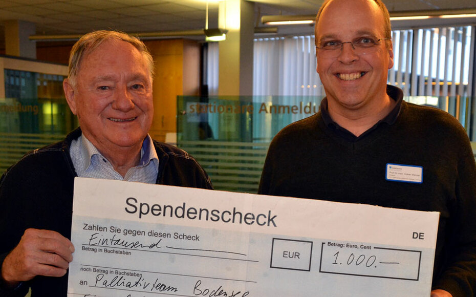 Wilhelm Pfeffer (links) übergab am 12.12.2019 im Namen der Dornier-Jung-Senioren 1000 Euro an den Verein der Freunde und Förderer des Palliativteams Bodensee, dessen Vorsitzender Prof. Dr. Volker Wenzel ist. 