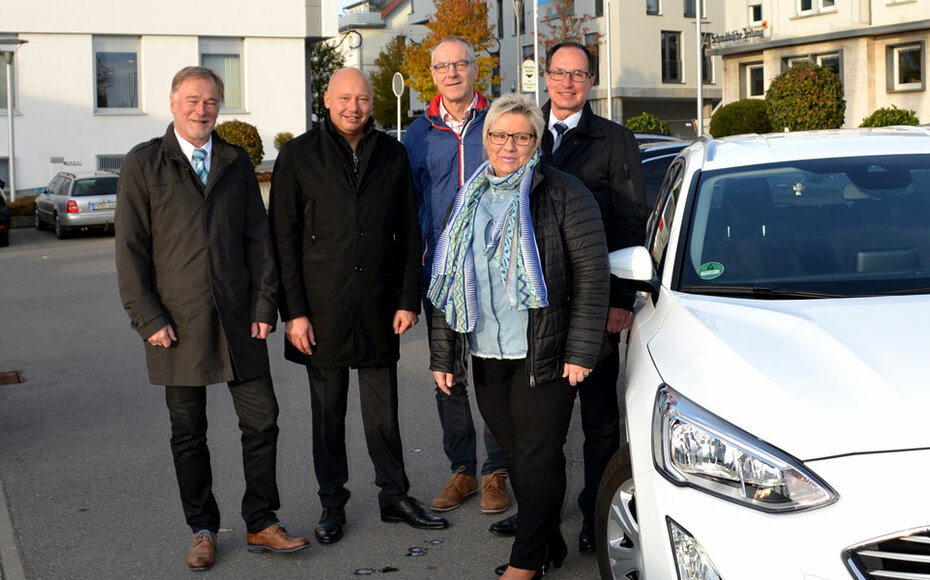 Die Volksbank-Stiftung unterstützt das SAPV-Team mit einem speziell ausgestattetem Fahrzeug. Bei der Übergabe des neuen Fahrzeugs, Dezember 2019: Jürgen Sachsenmaier, Dirk Bogen, Matthias Weng, Simone Meisert und Thomas Stauber (von links).  