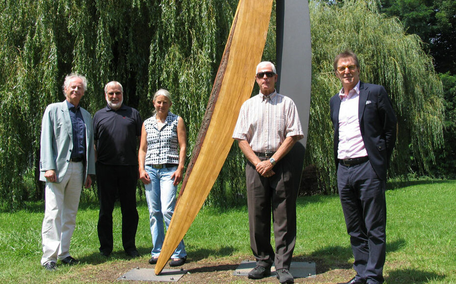 Skulptur "Anlehnung" der Künstlerin Waltraud Späth.