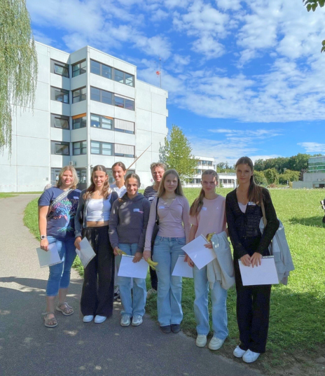 Zufrieden mit ihrem „Wissen was geht“-Blick hinter die Kulissen des Klinikums waren diese sieben Teilnehmerinnen. Bild: MCB