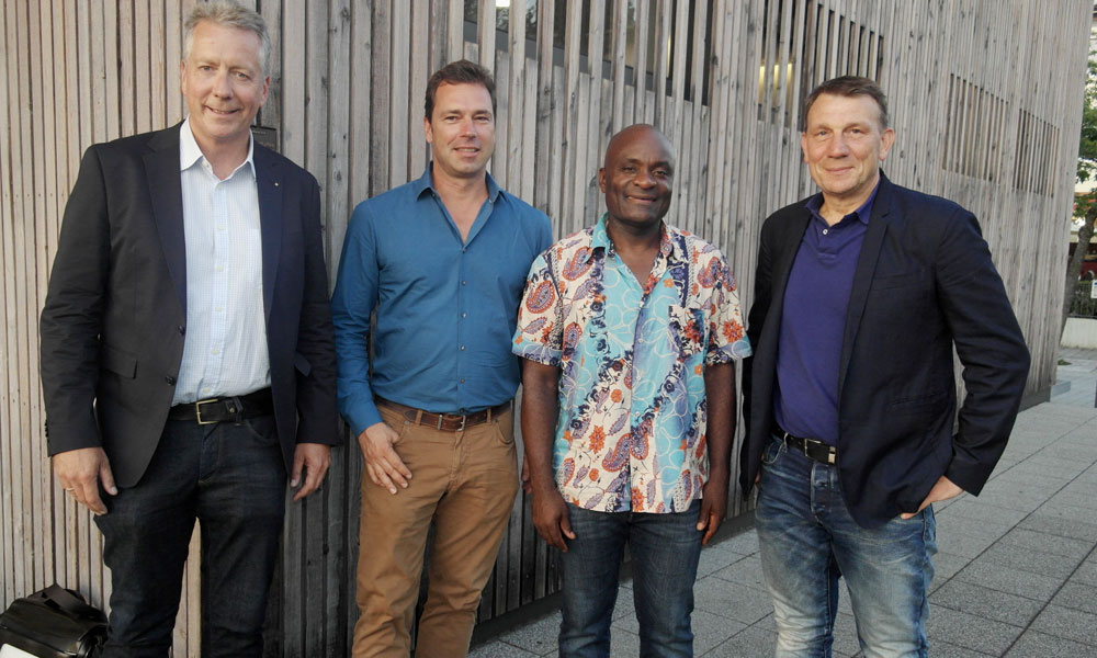 Beim Vortrag „Fit im Schritt“ der Reihe „Medizin am Gleis“ des Medizin Campus Bodensee stand die Prostata im Mittelpunkt (von links): Die Chefärzte Dr. Claus Friedrich Fieseler, Dr. Carsten Sippel und Dr. Eberhard Köhler (rechts) der Klinik für Urologie, Kinderurologie und urologische Onkologie Friedrichshafen informierten über aktuelle Diagnose- und Therapieformen. Dr. Georges Akoa (zweiter von rechts), leitender Urologe im Parksanatorium Aulendorf nahm das Thema Sexualität nach dem Prostataeingriff in den Blick.