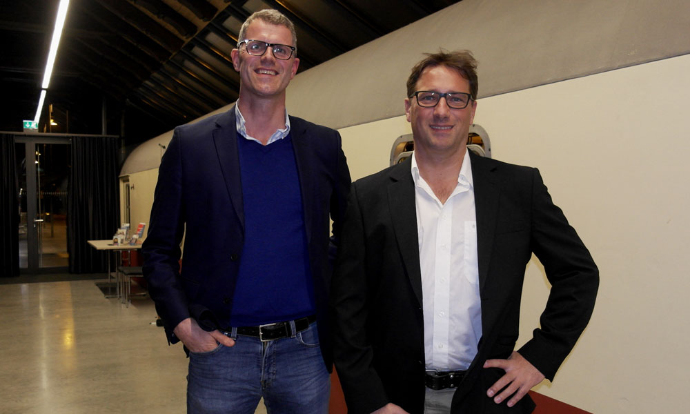 Aortenaneurysma und Thrombose: Dr. Rick de Graaf, Chefarzt der Klinik für Radiologie und Nuklearmedizin (links) und Dr. Jan-Gerit Geisler, Oberarzt der Klinik für Gefäßchirurgie und Gefäßmedizin des Klinikums Friedrichshafen, referierten bei „Medizin am Gleis“ in Meckenbeuren. Bild: MCB
