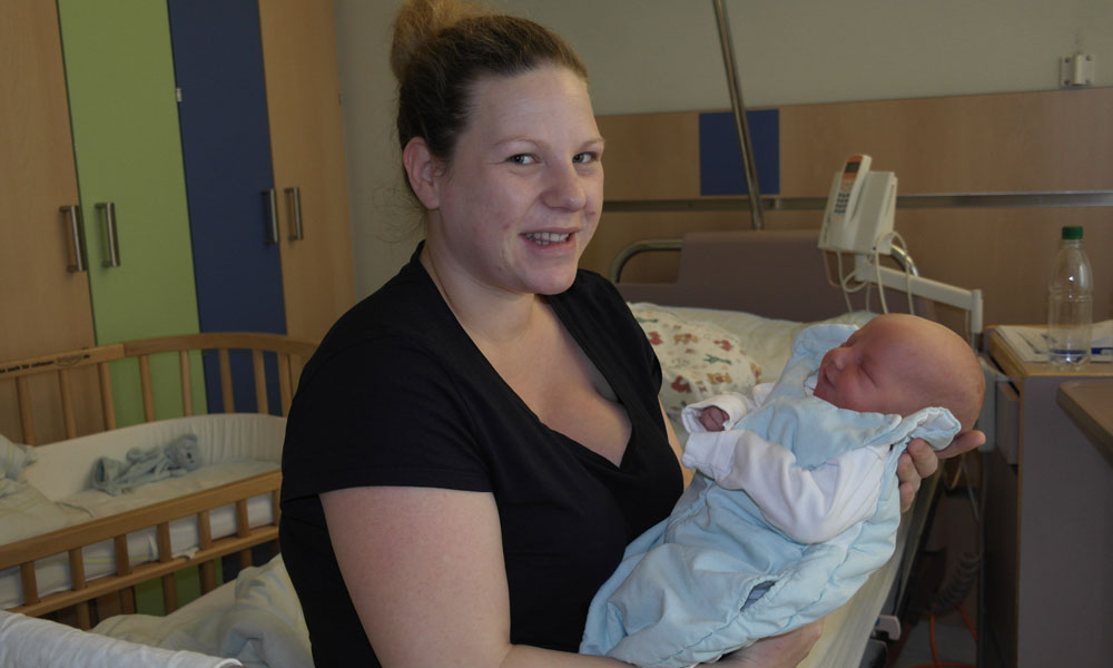 Marlon Struppek war das erste Neujahrsbaby 2019 im Klinikum Friedrichshafen und seine Mama Laura ist einfach nur glücklich über ihren gesunden Sohn. Bild: MCB