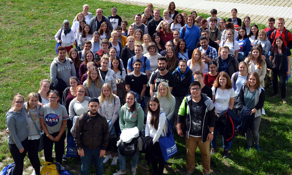 Diese 81 junge Männer und Frauen sind die neuen Auszubildenden des „Medizin Campus Bodensee“ und werden den praktischen Teil der Ausbildung im Klinikum Friedrichshafen, dem Krankenhaus 14 Nothelfer und der Klinik Tettnang absolvieren und dabei auch begleitet von Praxislehrern (mit auf dem Bild), Praxisanleitern und Mentoren. Bild: MCB