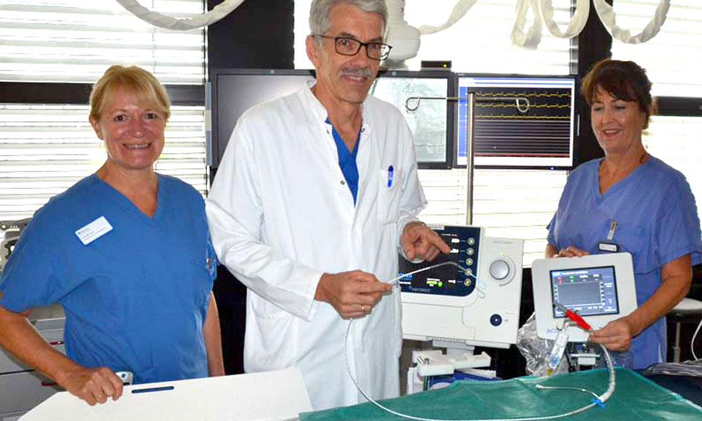 Bei der Impella-Prozedur arbeitet ein kleines erfahrenes Team Hand in Hand, das Bild zeigt Claudia Fink (medizinsicher Funktionsdienst), Kardiologe Dr. Rudolf Schiele und Sabine Wilhelm (medizinsicher Funktionsdienst, von links). Bild: MCB