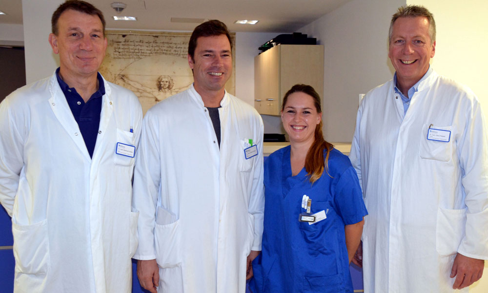 Sie stehen für das nun zertifizierte Prostatakrebszentrum des Klinikums Friedrichshafen (von links): Dr. Eberhard Köhler (Dokumentationsbeauftrager Arzt), Dr. Carsten Sippel (Zentrumskoordinator), Anja Seitz (Dokumentations-Assistentin) und Dr. Claus Friedrich Fieseler (Leiter des Zentrums). Bild: MCB