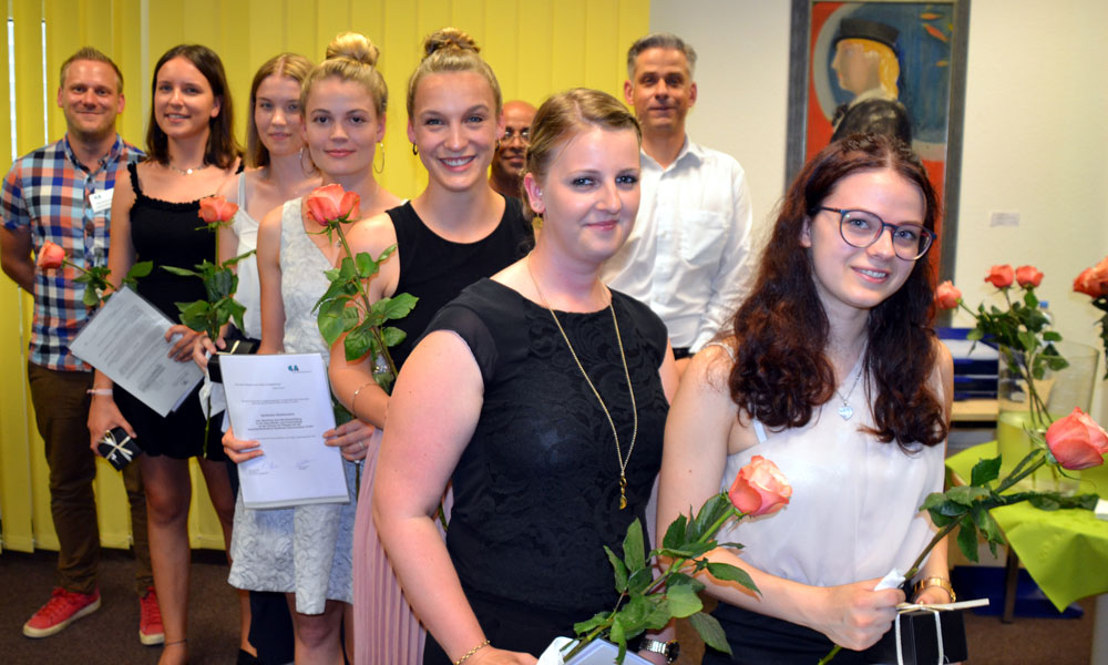 Sie haben mit dem Examen als Gesundheits- und Krankenpflegerinnen den ersten Teil absolviert, nun folgen weitere Semester Pflege-Studium (von links): Adeliana Trieb, Lena Saum, Moana Jost, Elisa Menz, Nicole Glaser und Melanie Kohler. Bild: MCB