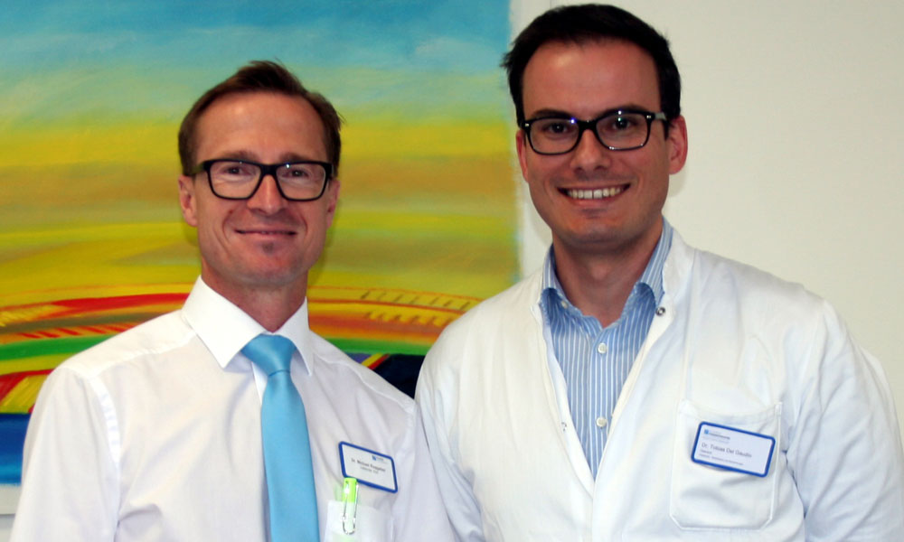 Das Team der Plastischen Chirurgie und Handchirurgie am Campus Bodensee: Dr. med. Michael Ruggaber, Leiter der Sektion Plastische- und Ästhetische Chirurgie sowie Handchirurgie, die zur Klinik für Unfallchirurgie, orthopädische Chirurgie und Endoprothetik Friedrichshafen/Tettnang gehört, und der Oberarzt der Sektion Dr. Dr. Tobias Del Gaudio. Bild: MCB