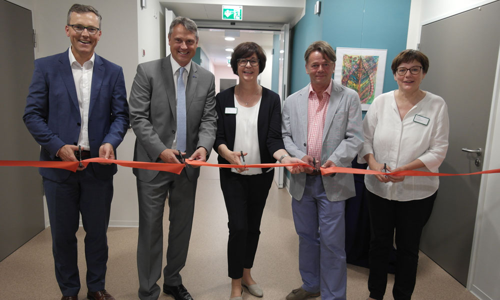 Offizielle Eröffnung der Geriatrischen Notfallversorgung (Gerinove) am Krankenhaus 14 Nothelfer in Weingarten (von links): Dr. Markus Nachbauer, Vorstand Stiftung Liebenau, Jochen Wolf, Geschäftsführer Medizin Campus Bodensee, Strategische Gesamtprojektleiterin Ingrid Jörg, Professor Dr. Maik Winter von der Hochschule Ravensburg-Weingarten und Barbara Birnbaum, Projektleitung und Pflegedienstleitung Krankenhaus 14 Nothelfer, durchschneiden das symbolische Band. Bild: MCB