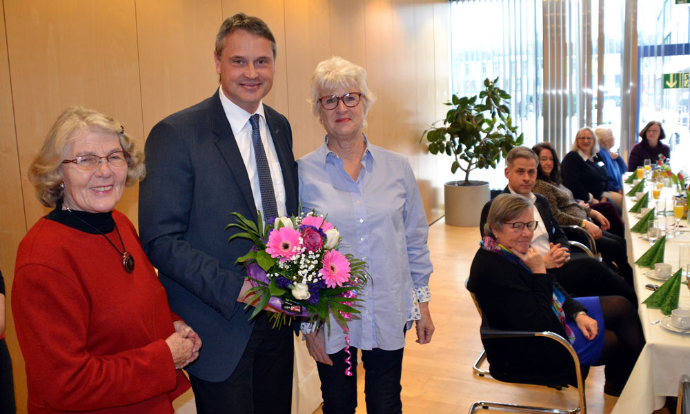 Elsbeth de Lazzer (links) besuchte 25 Jahre ehrenamtlich als Gründe Dame die Patienten des Klinikums und war 20 Jahre Sprecherin des Teams. Dieser Aufgabe übernimmt jetzt Gabriele Freund (rechts) und auch MCB-Geschäftsführer Jochen Wolf freut sich darüber, dass dieser Stabwechsel so gut gelungen ist. Bild: MCB