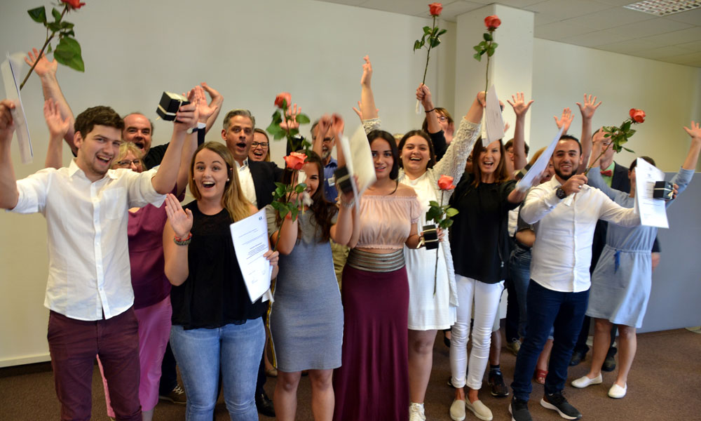 Erst Praktikant, dann FSJler und Schüler und jetzt fertig mit der Ausbildung ist Yousef Al Sayd (2. von rechts mit Rose) und seine Mitschülerin Stefanie Radvan (3. von rechts mit Rose) ist Jahrgangsbeste unter den frisch gebackenen Krankenpflegehelfern des MCB. Bild: MCB