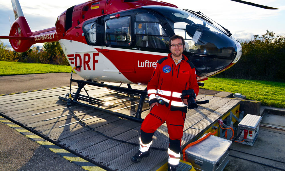 Dr. Benjamin Kober vor dem am Klinikum Friedrichshafen stationierten Rettungshubschrauber Christoph 45. Bild: MCB