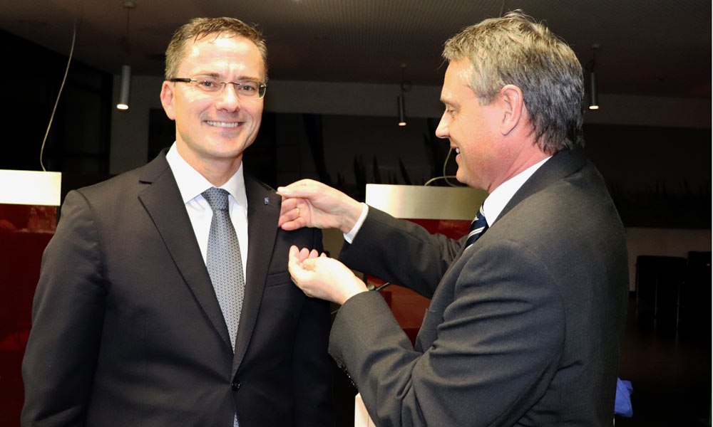 Eines von mehreren kleinen Geschenken zum Amtsantritt für Prof. Dr. Jochen Wöhrle: MCB-Geschäftsführer Jochen Wolf heftete dem neuen Zentrumsdirektor und Chefarzt der Klinik für Kardiologie, Pneumologie und Intensivmedizin Friedrichshafen/Weingarten eine MCB-Nadel ans Revers. Foto: MCB