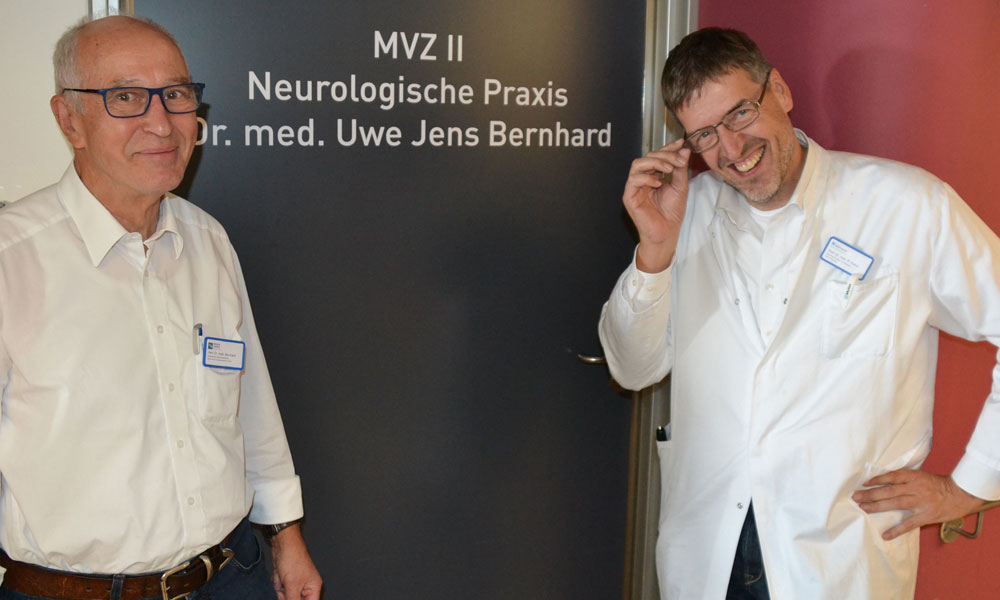 Prof. Dr. Roman Huber (rechts) begrüßt seinen neurologischen Kollegen Dr. med. Uwe Jens Bernhard in dessen neuen Praxisräumen im MVZ II des Klinikums Friedrichshafen. Bild: MCB
