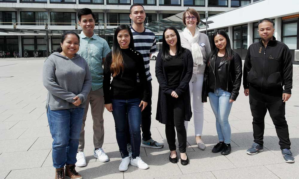 Pflegekräfte von den Philippinen sind wertvolle Fachkräfte in den Häusern des Medizin Campus Bodensee (von links): Marie Nicole Licerio, Drexel Bautista, Maria Fatima Bombita, Carlo Polinar, Lucille Samonte, Assistentin der Pflegedirektion und Pflegepädagogin Stephanie Bretz, Jula Comelab und Mark Villarmente. Bild: MCB