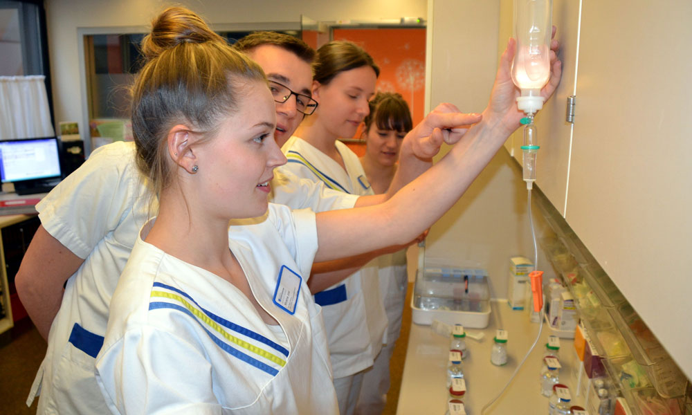Im Stationszimmer der Schülerstation werden Infusionen vorbereitet (von links) Auszubildende Morana Jost, Praxisanleiter Michael Staengl, Auszubildende Adelina Trieb und Praxislehrerin Waltraud Metzler. Bild MCB
