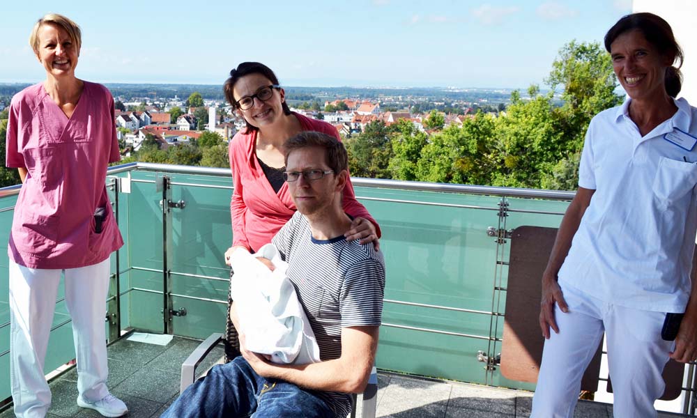 Hebamme Maria Schaudt (links) und Oberärztin Dr. Birte Fink-Oldach (rechts) freuen sich mit Elena Bergmann und Patrick Derrer über die kleine Paula Sophie, die als 600stes Neugeborene der Klinik Tettnang am 1. September das Licht der Welt erblickte. Bild: MCB