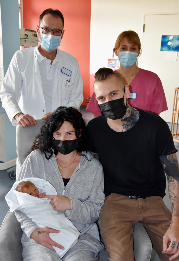 Teresa und Marty mit Tochter Josefine, Herr Dr. Christian Fünfgeld und Hebamme Susanne Simma. Bild: MCB