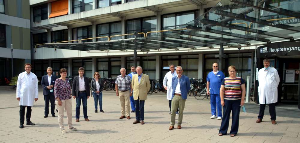 Einige Themen beleuchteten im Klinikum (von links): Prof. Dr. Jochen Wöhrle, Pflegedirektor Andreas Stübner, Barbara Birnbaum, Bürgermeister Georg Riemann (Markdorf, Vorsitzender der CDU-Kreistagsfraktion), CDU-Gemeinderätin Angelika Stopfer (Meckenbeuren), Bernd Fuchs (CDU Friedrichshafen), Torsten Käfer-Holecek, Umweltminister Baden-Württembergs a.D. Ulrich Müller, Dr. Martin Eble, MdB Lothar Riebsamen, Prof. Dr. Volker Wenzel, Geschäftsführerin Margita Geiger und Prof. Dr. Roman Huber, Ärztlicher Direktor des Klinikums Friedrichshafen. Nicht auf dem Bild: Eduard Hager. Bild: MCB