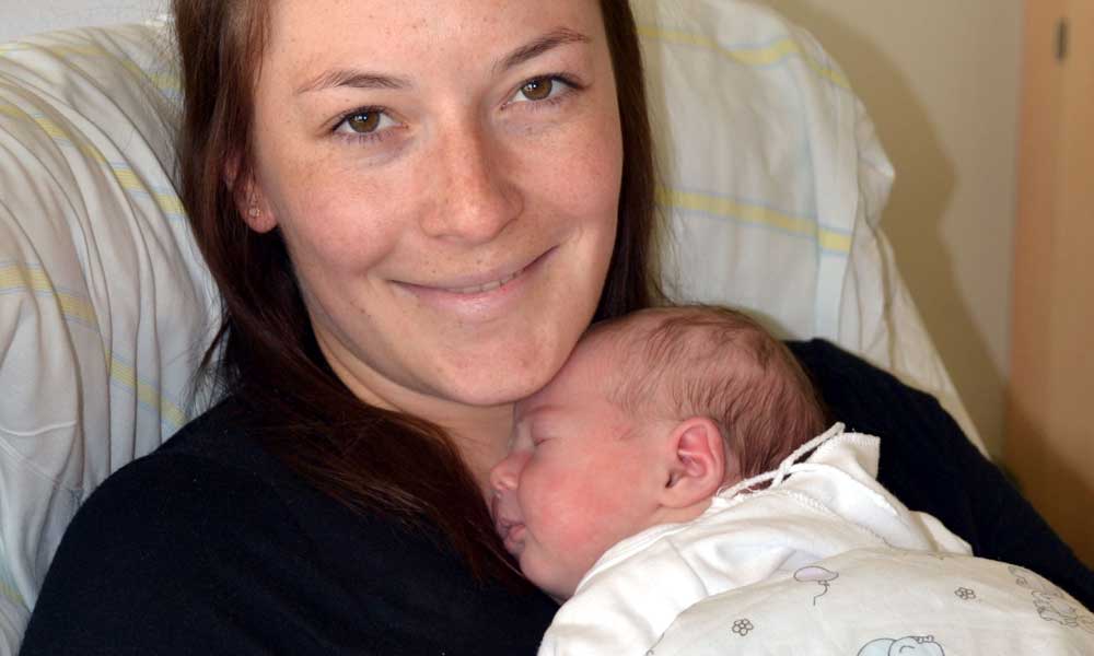 Helena und Cleo Luise Strohmaier genießen die Ruhe im Häfler Mutter-Kind-Zentrum. Bild: MCB