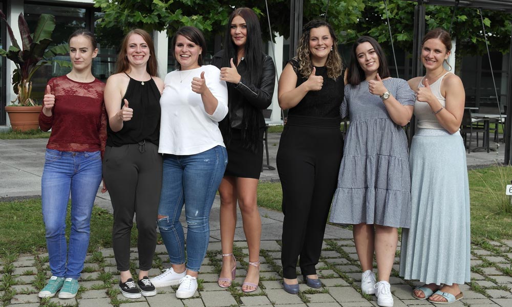 Den Berufsabschluss in der Tasche: Marilena Metzler, Rosanna Mangold, Maren Dahm und Anastasia Nagorni haben die Ausbildung zur Anästhesietechnischen Assistentin absolviert. Juliane Klugmann, Andrea Kovacević und Gina Müller sind frisch gebackene Operationstechnische Assistentinnen. Bild: MCB