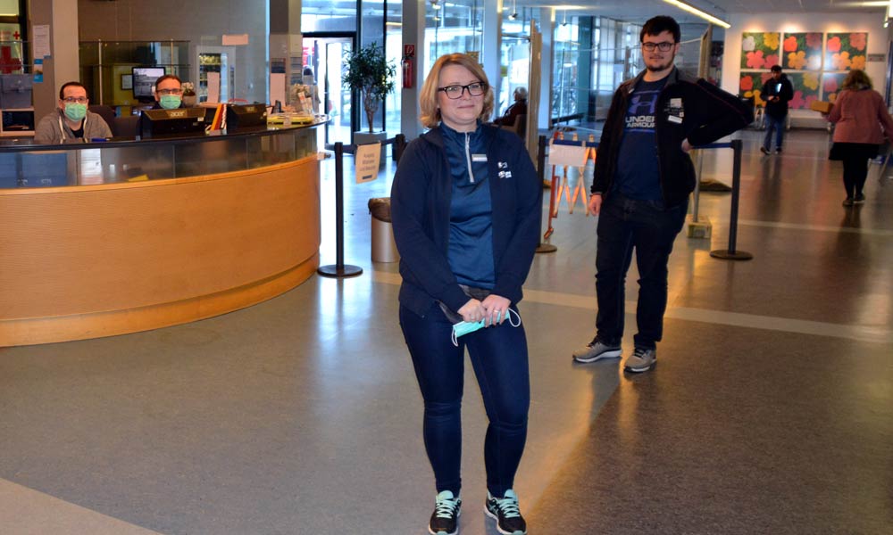 Elena Springer (vorne) und Maximilian Soremba (stehend dahinter) an ihrem temporären Arbeitsplatz im Klinikum Friedrichshafen. Bild: MCB