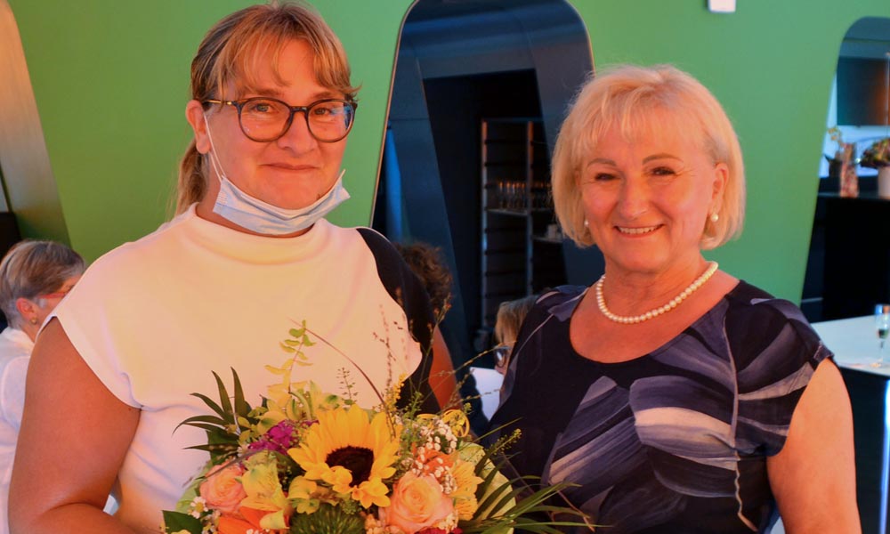 Susan Würzner, Leiterin des Bereichs Personal & Organisation des Medizin Campus Bodensee bedankte sich im Namen des Klinikums Friedrichshafen bei Gabriele Indlekofer (rechts) für deren Treue zum Arbeitgeber und verabschiedete sie mit den besten Wünschen in den Ruhestand. Bild: MCB