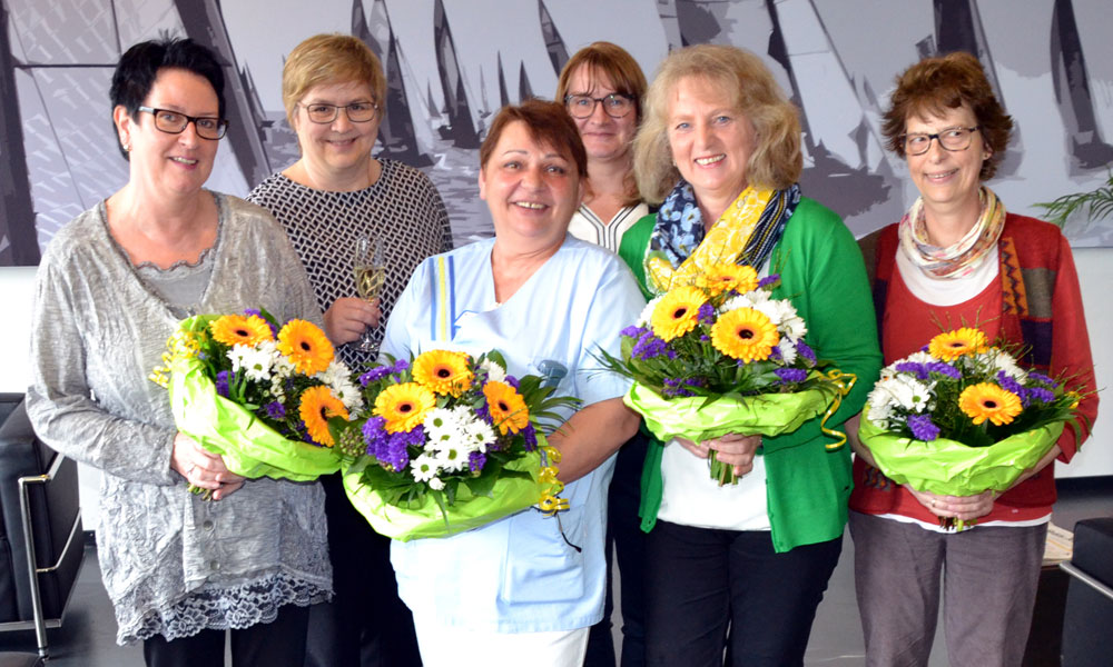 Reiner Zufall - Kurz nach dem Internationalen Frauentag ehrte der MCB ausschließlich Mitarbeiterinnen für ihre langjährige Treue zum Beruf (von links) Karin Schmidt (40 Jahre im Klinikum Friedrichshafen), MCB-Geschäftsführerin Margita Geiger, Vahida Cavcic (25 Jahre im Klinikum Friedrichshafen), MCB-Personalleiterin Susan Würzner, Herta Häring (40 Jahre in der Klinik Tettnang) und Barbara Thielicke (25 Jahre in der Klinik Tettnang). Bild: MCB