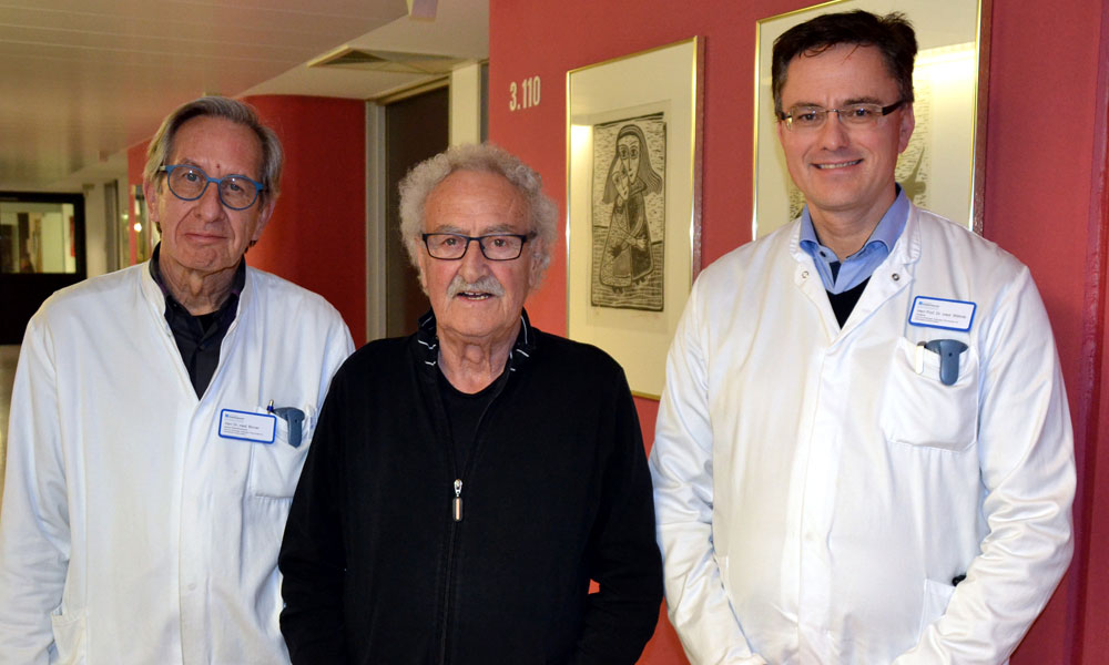 Dietholf Eberhard spürt schon nach einem Tag mit seinem kabellosen Herzschrittmacher Fortschritte. Das freut Ludwig Binner, Senior Expert und Spezialist für Aktive Rhythmusimplantate am Klinikum Friedrichshafen (links) und Professor Dr. Jochen Wöhrle, Chefarzt der Klinik für Kardiologie, Angiologie, Pneumologie und Intensivmedizin.