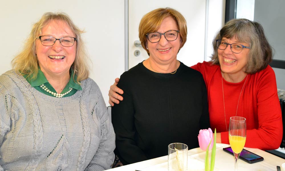 Trotz weinendem Auge ob des Abschieds aus dem Berufsleben gab es viel zu lachen bei der Verabschiedung von Mirjana Stojanovic (Mitte) auch für die stellvertretene Pflegedirektorin Evelyn Schneider (links) und die pflegerische Leitung des Mutter-Kind-Zentrums, Marie-José Falzone. Bild: MCB