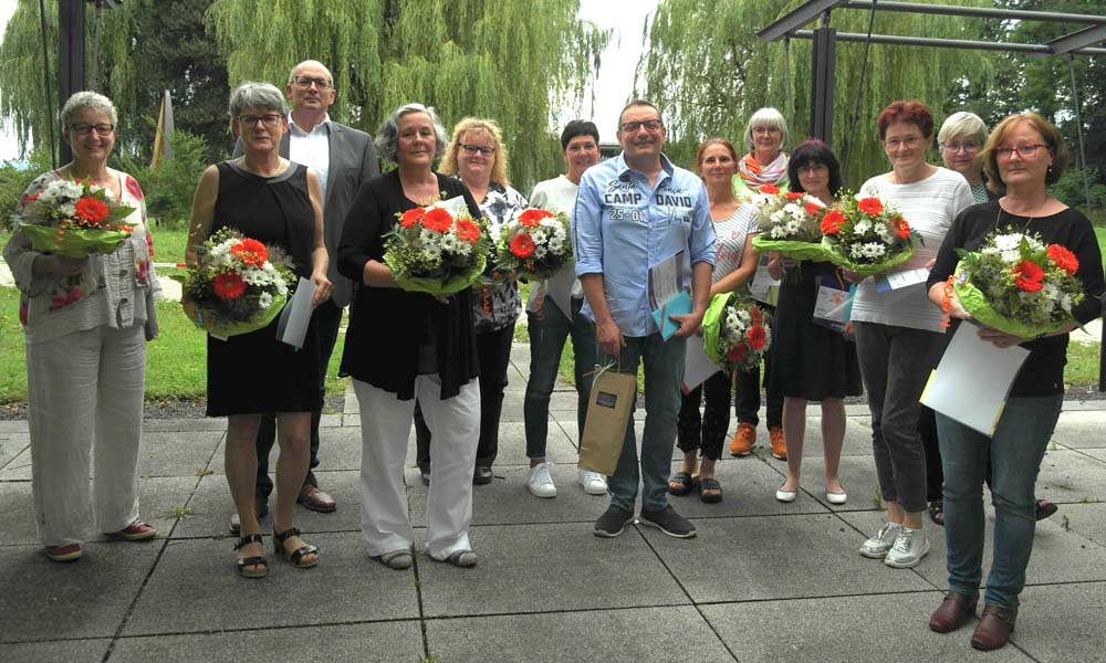 Sie alle halten dem Medizin Campus Bodensee seit 25 beziehungsweise 40 Jahren die Treue: Bei einem Fest im Klinikum Friedrichshafen wurden die langjährigen Mitarbeitenden geehrt. Bild: MCB