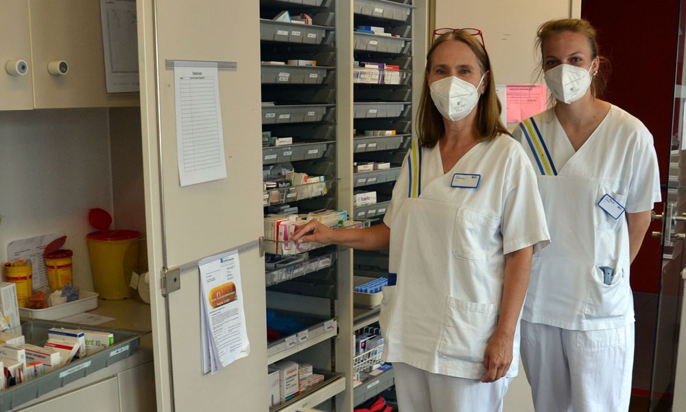 Die beiden PTAs Karin Dollansky und Marie Walser entlasten seit Anfang April 2021 die Pflegekräfte des Klinikums Friedrichshafen. Bild: MCB