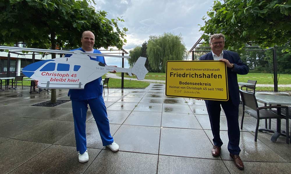 Prof. Dr. med. Volker Wenzel und Friedrichshafens Oberbürgermeister Andreas Brand freuen sich gemeinsam darüber, dass die Petition zum Erhalt des Rettungshubschrauber-Standorts am Klinikum Friedrichshafen breite Unterstützung fand und nunmehr eingereicht ist. Bild: MCB