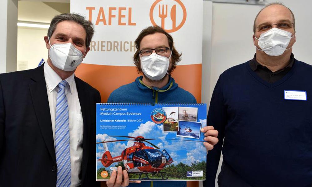 Dieter Stauber, Dr. Benjamin Kober und Prof. Dr. Volker Wenzel (von links) bei der Übergabe der Kalender an die Friedrichshafener Tafel. Bild: privat