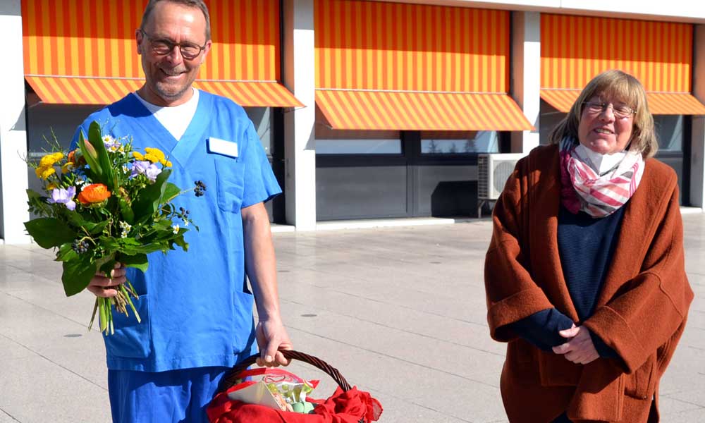 Heiner Terodde nahm stellvertretend für das Team der Intensivstation des Klinikum Friedrichshafen einen blühenden Frühlingsgruß und jede Menge Vitamine entgegen, die Margot Müller als Dankeschön in der Karwoche vorbeibrachte. Bild: MCB